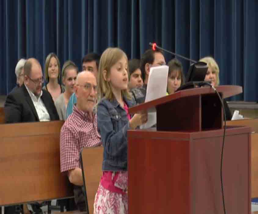 ‪Fourth grade student sounds off on state testing‬