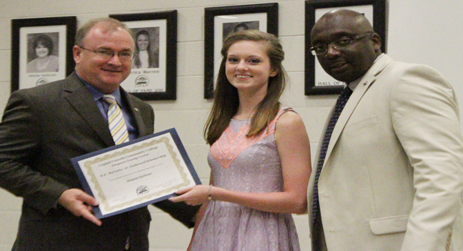 Victoria Sullivan Receives Scholarship
