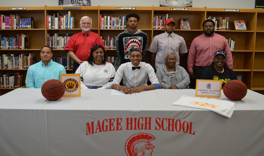 Holloway Signs with Pearl River