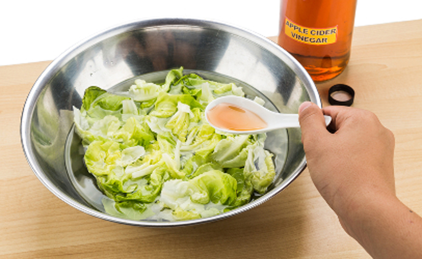 Vinegar can help home cooks battle bacteria on leafy greens