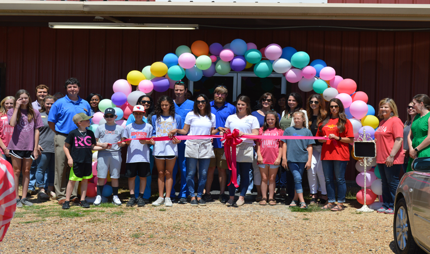 Pollen Florist & More Cuts the Ribbon!