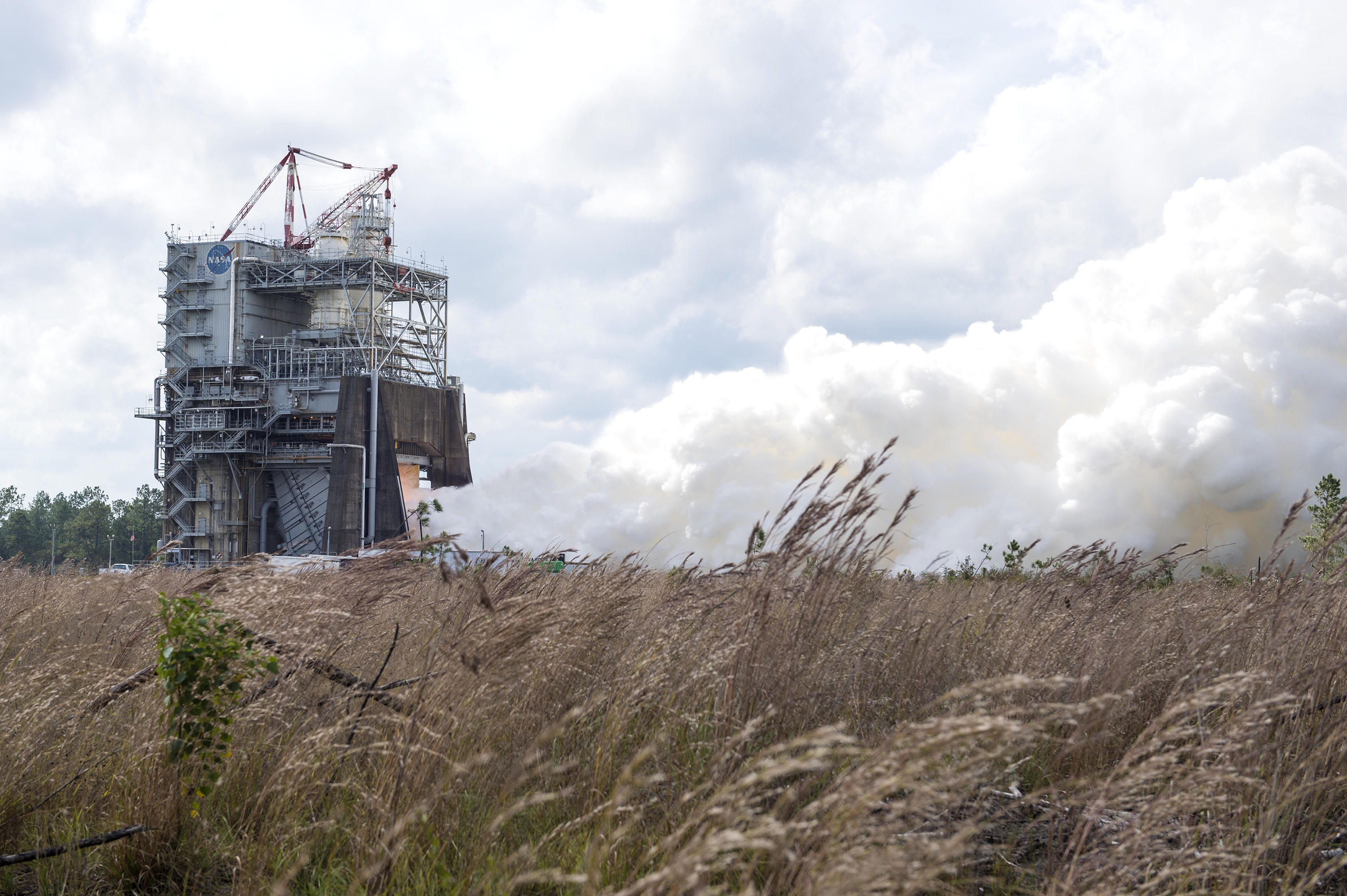 NASA Conducts a ‘BOO-tiful’ RS-25 Engine Test