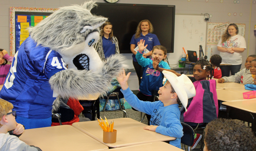 Co-Lin Reads to Mendenhall Elementary