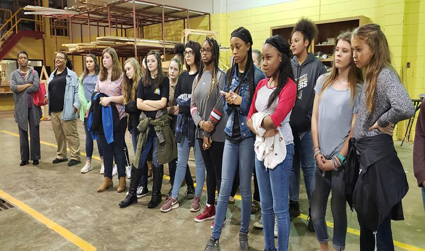 Students Tour Tech Center