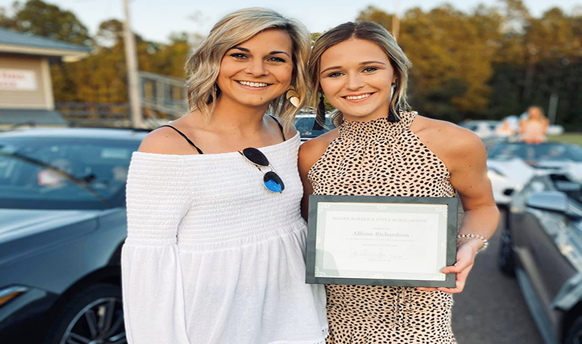 Richardson Receives Scholarship
