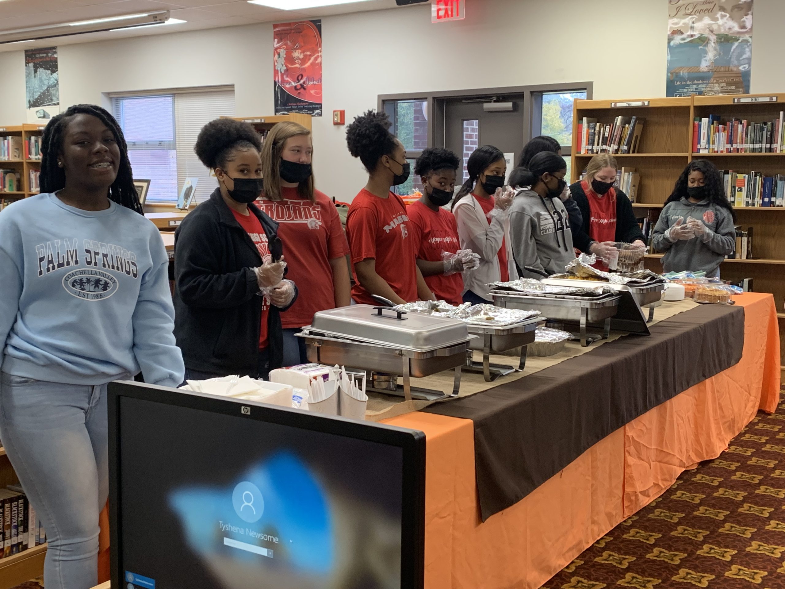 Student Council Provides Thanksgiving Meal for Teachers