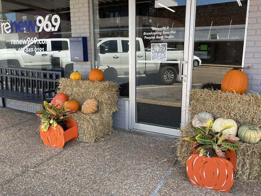96.9 Keeps the Decorating on Main Rolling