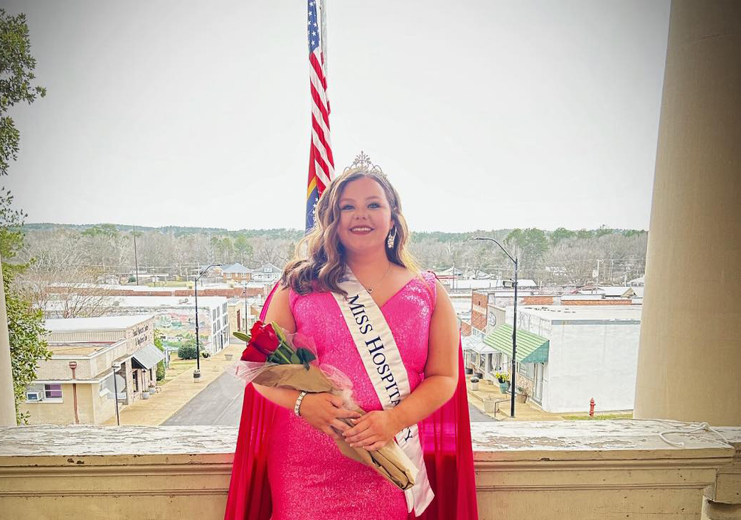 Karli Welch  Crowned Mendenhall’s Miss Hospitality