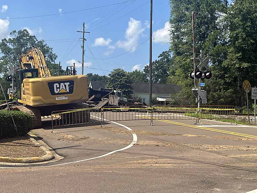 🚧 RAILROAD CROSSING & Street Closure – 2nd AVENUE 🚧