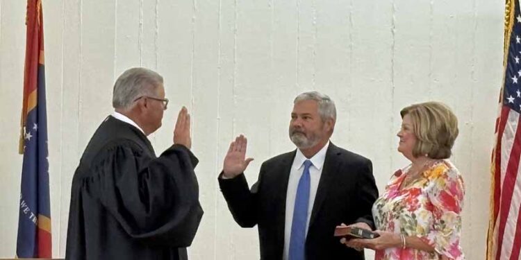 Mark Grubbs Sworn in as Mayor of Magee