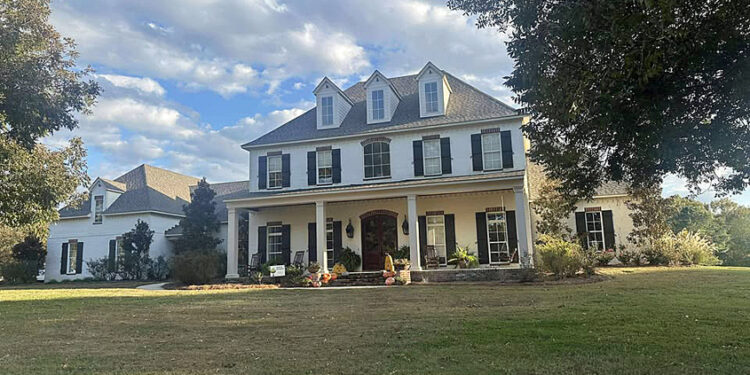 Mendenhall Business Women Select November Yard of the Month