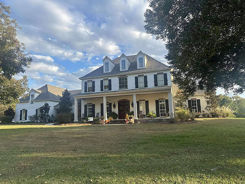 Mendenhall Business Women Select November Yard of the Month